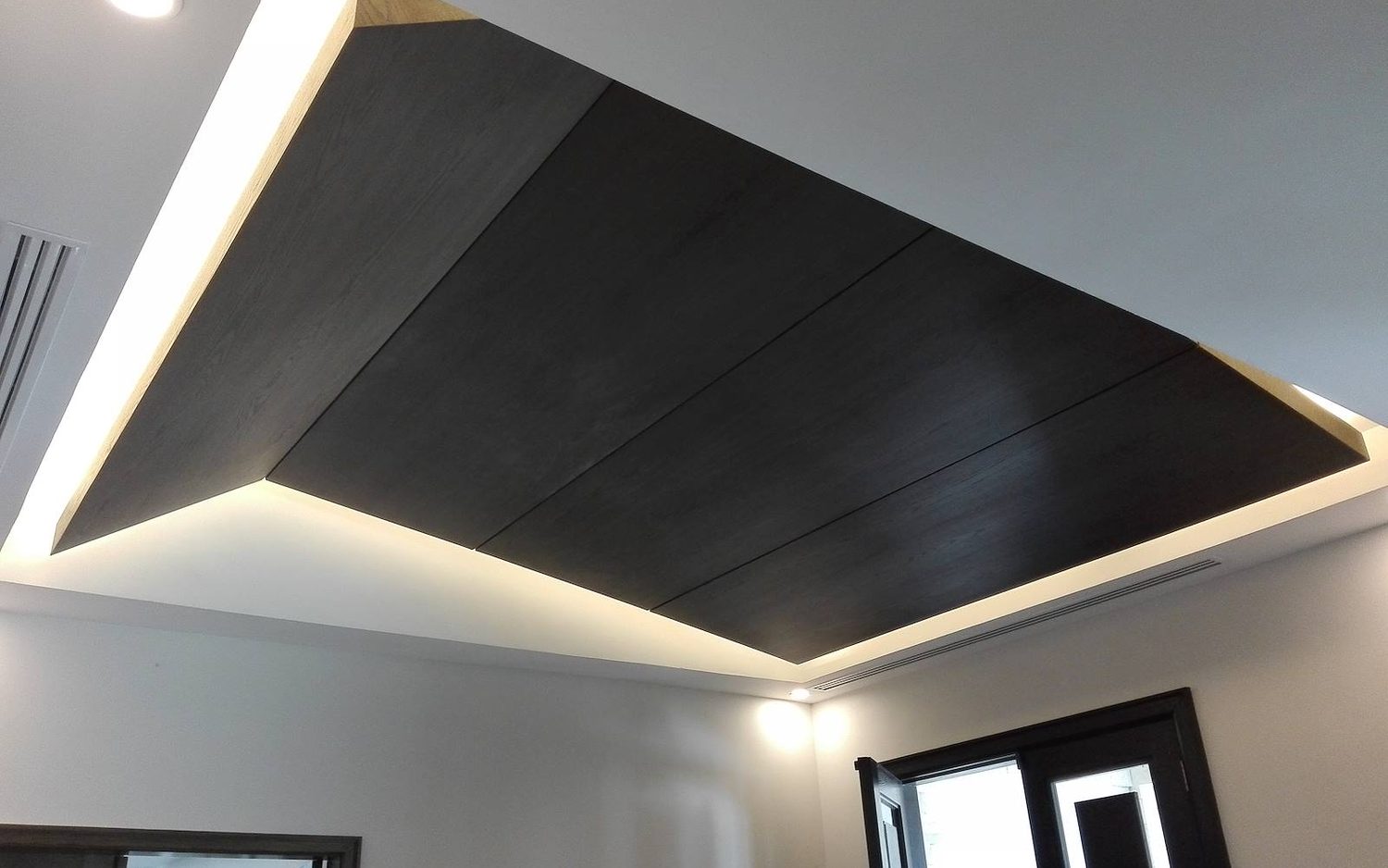 Plafón de madera con iluminación indirecta